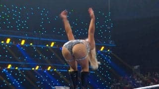 「危なすぎる」美女レスラー、場外へバク宙ダイブの大技“失敗”でグロッキー…命知らずのアクロバティック技に騒然「いつかガチで怪我するぞ」