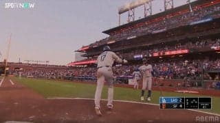 大谷翔平、衝撃49号でMVPトリオ“揃い踏み” ベッツとハイタッチ、フリーマンがお辞儀…共演する3人に「圧巻」「最強トリオだな」