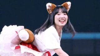 黒髪美女が「可愛すぎるな」　スカートはためく豪快投球…きつね耳に悶絶「感動しちゃった」