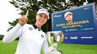 ゴルフファンの感涙を誘った“師匠”との抱擁…プロ9年目の30歳が地元メジャーでツアー初V「悔しかった日々、苦しかった練習も、この日のために」