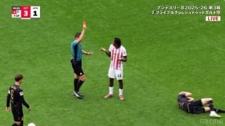 「愚かだ…」19歳逸材が“足裏ハイキック”で衝撃の一発レッドカード！「クレイジーだ」頭部直撃の超危険ファウルに海外ファンも呆れ