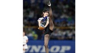 美女の豪快投法に騒然「どんだけ脚長いねんw」　“新ユニ”投球報告「先に野球ボールを握るとは」