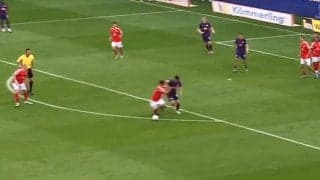 「デュエル無双！」佐野海舟の“瞬殺回収”にファン騒然「ボディバランスが日本人離れ」大型FWからボールを奪い切った瞬間