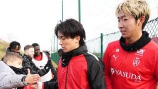 パリ街角で中村敬斗が笑顔のサムズアップ！ 元日本代表が公開したツーショットに｢元気そうで良かった！｣｢2人ともイケメン｣