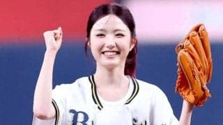 「え、誰かと思った」始球式に現れた“美女の正体”　お腹チラリの豪快投球「クソかわええ」