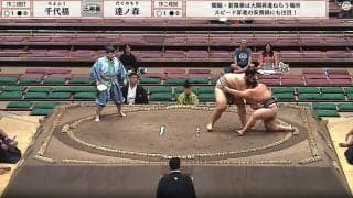 突然何があった？ 力士が不自然に崩れ落ちる驚きの決着 相手力士も心配隠せず