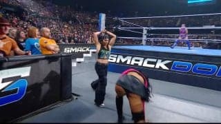 「すごい音した」日本人レスラーの美人秘書が無慈悲な“竹刀フルスイング”に悶絶…ベテラン女子の容赦ない報復に観客もドン引き