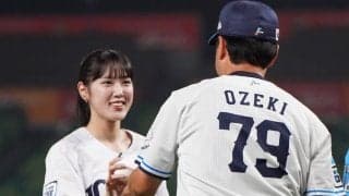 元アイドルが短パン姿で“豪華版”始球式　2軍監督の父とバッテリー「こんなことがあるとは」
