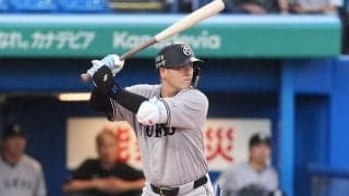 巨人・岸田が死球を受けて途中交代　5回には岡本が頭部死球…2度目の“危険”な球に神宮騒然