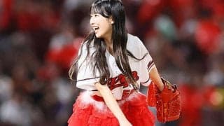 赤いスカートなびかせ豪快投球「惑星一可愛い」　ガチ勢美女の降臨に悶絶「大好きだ」