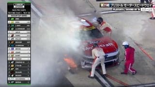 サーキット騒然！フォードが“火を吹く”衝撃のアクシデント 「コクピットの方に煙が…」ドライバー、何とか脱出もピットに停めきれず