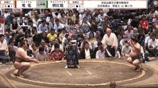 「すんげえ美人」大相撲客席に“両肩ざっくり”姿のラウンドガール 「モデルさんかな」「美女発見」ネットざわつく