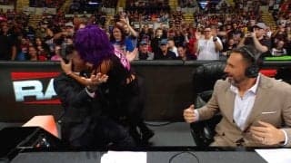 殴ってハグしてキスもして…女子レスラーの“奇行”に全員ドン引き リング内外で無差別“大暴れ”の一部始終「怖い」