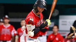 鷹・周東、死球で苦悶の表情　右脇腹付近に147キロが直撃…本拠地ブーイング