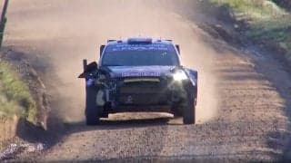 信じられない！世界最速ラリー車が柵に激突→“バンパー丸ごと”脱落 チーム公式Xも「危なかった」それでも走る衝撃光景