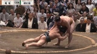 「めっちゃ目立つ」「お綺麗です」大相撲の客席にラウンドガールの姿 露出多めの“肩出し”衣装に「今日は暑いですからね…」