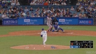 山本由伸の148キロで落ちる“魔球”に驚愕「これは完璧」「格の違いやな」相手打者を翻弄する衝撃の一球…ロバーツ監督もガッツポーズ