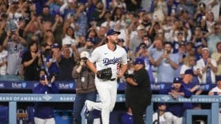 カーショー、本拠最終登板で5回途中2失点 11勝目ならずも球場総立ち ド軍一筋18年、5回1死“カーテンコール”に応え万感の降板