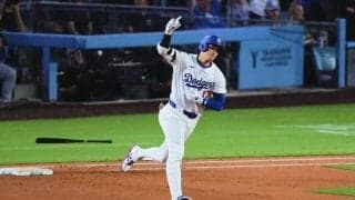 大谷翔平、52号逆転3ラン→ベンチで感動の光景　引退カーショーと交わした“笑顔のハグ”