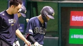 オリにアクシデント…“首位打者”の西川龍馬が途中交代　自打球で悶絶→直後の守備に就かず