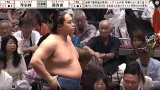 「イケメンさんみっけ」大相撲、金髪俳優が熱心に観戦 サングラス着用も“隠せぬ”存在感