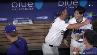 大谷翔平とカーショーが「マジでエモい」 劇的逆転3ラン直後、ベンチで抱き合う光景に「真のヒーロー」「最高だ」称賛やまず
