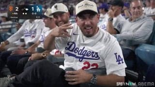 カーショーの元相棒が“今、試合観てるんだよ！” 急遽引退発表もスタンド観戦、カメラへ「22」見せる“粋な計らい”も