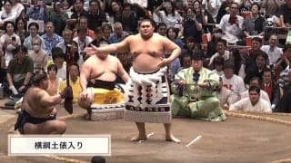 横綱の背後に“ひょっこり”イケメン俳優の姿「めっちゃ見てる」「髪の色変えたんですね」横綱土俵入りの一コマにファン注目