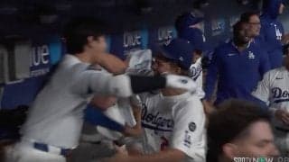 泣かせるなよ… 大谷翔平、涙を誘った“感動の光景”「涙腺決壊」「これは反則」引退カーショーとの“神シーン”が話題に