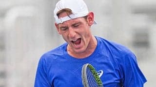 予選勝者が第1シード撃破の金星