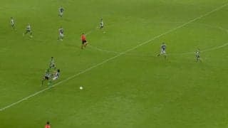 「危ねぇな」久保建英、強烈“体当たり”で吹っ飛ばされ悶絶「完全にアフターやん」高速カウンターが危険タックルで止められた瞬間