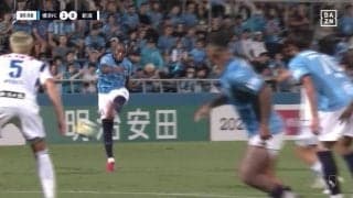 「なんこれ」衝撃の規格外ミドルにSNS沸騰「ニアにぶち込むのやばい」「環境破壊」最強助っ人のありえないスーパーゴラッソの瞬間