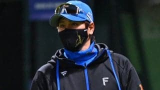 鷹が併殺幕切れ…2.5差接近のハムロッカーは大歓声　新庄監督「怖いっすね、ミスは」