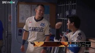 こんな表情見たことない！？ベッツ、仲間のポール直撃弾に“ぴょんぴょん”歓喜 ベンチで歓迎の大谷翔平は納得顔