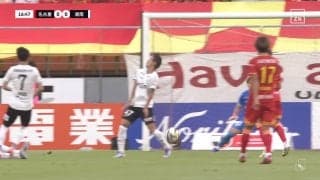 「怖い倒れ方」湘南DF、強烈弾丸ミドルが顔面直撃→転倒で「大丈夫か？」プレー続行もファンは心配の声