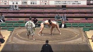 「めっちゃイケメン」「モデルみたい」肩口から“ひょっこり”19歳力士の凛々しい表情 一瞬の出来事にファン驚き