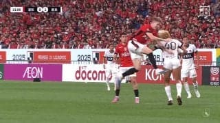 「カードだろ」鈴木優磨、背後からジャンピングタックル喰らうもノーカードで指揮官も抗議「かなり危険なプレー」