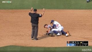 ベッツの「優しさが滲み出ています」ド軍戦、激しいプレーで思わぬ反響 MVP男の“動き”を実況が称賛、敵軍走者と交錯もヘルメット拾う