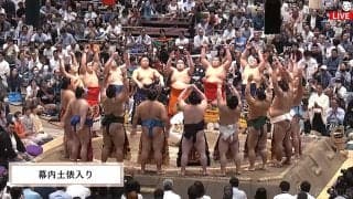 大相撲客席に「青いリップのオネエさん」「コスプレみたいなメイク」力士との対比がスゴイ“ただならぬ人物” 幕内土俵入りで驚きの一コマ