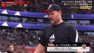 「態度わる…」激昂監督が“大暴れ”でレッドカード！「もうめちゃくちゃw」堂安律もびっくり？まさかの暴挙にファン騒然