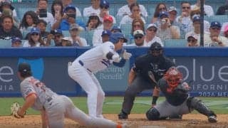 なんで打った…？ 大谷翔平、変態片手打ちで“まさかのハプニング”「よく打ったな」「どうなってるw」とんでもない体勢で“バット粉砕打”… ファン騒然