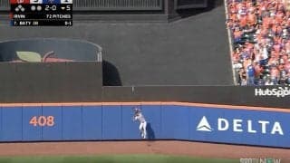 蹴り上げた！もはや野球じゃない…“超スーパーキャッチ”が話題に「なにこれｗ」「ワケわからんw」ナ軍外野手がミラクルプレー