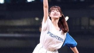 ミニスカで豪快足上げ→大暴投で“絶叫”「最強かよ」　美女の“あちゃー”にファン悶絶