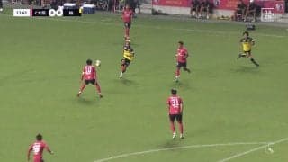 大丈夫か？至近距離からのロングフィードが頭部直撃でスタジアム騒然「衝撃がえぐい」プレー復帰もファンは心配の声