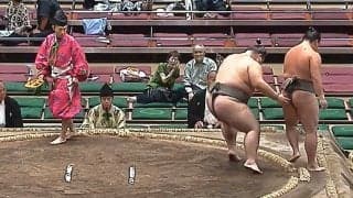 力士が突如、自ら土俵の外へ… ファン困惑の異常事態 「なんで諦めとるねん」「どこか悪いのかな？」心配の声も