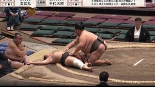 張られた力士が衝撃の“大の字” 「変な倒れ方」「脳震盪？」心配の声相次ぐ