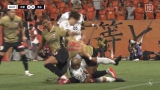 一体何が起きた？サッカー選手がもみくちゃに競り合う珍光景「あのぶつかり稽古はなんなの」