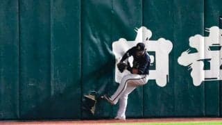 ソフトバンク戦で珍事発生…オリ廣岡がフェンスに接触→“中身”露出　スタッフ修繕で3分中断