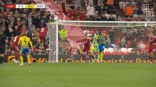 「何やってんねん」遠藤航、まさかのクリアミスで失点関与「相当叩かれそうなミス」相手CKでヘディング処理を誤りゴールを許した瞬間