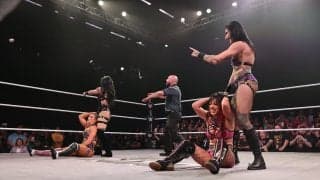 最恐女王とラテン美女が“お尻で餅つき”コラボの胸アツ展開！ 美ヒップ揺らす“人気技”披露に会場熱狂